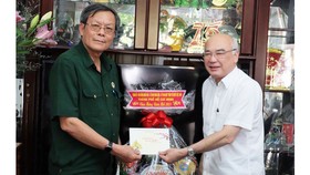 Lãnh đạo TPHCM thăm, chúc tết các gia đình chính sách và hộ dân bị ảnh hưởng bởi dịch Covid-19