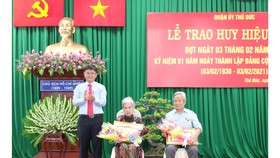 Quận Thủ Đức trao Huy hiệu Đảng cho 103 đảng viên cao tuổi Đảng