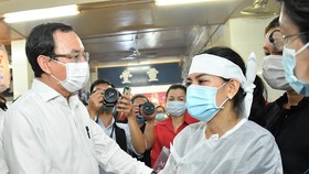 Bí thư Thành ủy TPHCM Nguyễn Văn Nên chia buồn cùng gia đình nạn nhân vụ cháy. Ảnh: VIỆT DŨNG
