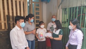 Đảng ủy Khối Dân - Chính - Đảng TPHCM trao 369 thiết bị học tập cho các em học sinh