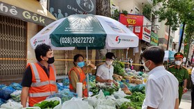 Người dân quận 5 ra đường đi chợ