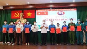 Quận 7 tổ chức 5 đợt kết nạp Đảng tại tuyến đầu với 175 đảng viên mới