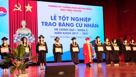 Học viện Cán bộ TPHCM trao bằng cử nhân cho gần 900 sinh viên