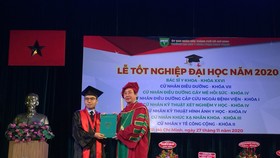 PGS-TS Ngô Minh Xuân, Hiệu trưởng Trường Đại học Y Khoa Phạm Ngọc Thạch trao bằng tốt nghiệp cho tân bác sĩ