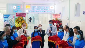 Các đại biểu tham dự cắt băng khánh thành Trung tâm lọc máu theo tiêu chuẩn Nhật Bản tại Bệnh viện Nguyễn Tri Phương