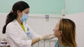 Bác sĩ đang thăm khám cho bệnh nhân