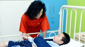 Bà Nguyễn Thị Lệ Thu, Chủ tịch Hội đồng quản lý Quỹ Nâng bước tuổi thơ thăm em nhỏ bị dị tật