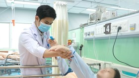 ThS-BS Đặng Lê Phương khám cho người bệnh