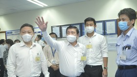 Chủ tịch UBND TPHCM Nguyễn Thành Phong, Phó Chủ tịch UBND TPHCM Dương Anh Đức cùng đoàn công tác kiểm tra việc phòng, chống dịch tại Công ty TNHH Nissei Electric Việt Nam. Ảnh: CAO THĂNG