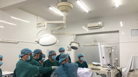 Ekip phẫu thuật đang tiến hành khâu vết thương tim cho bệnh nhân
