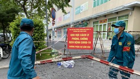 Lực lượng chức năng phong tỏa chung cư Sunview Town. Ảnh: CAO THĂNG