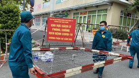 Phong tỏa chung cư Sunview Town, trưa 18-5. Ảnh: CAO THĂNG