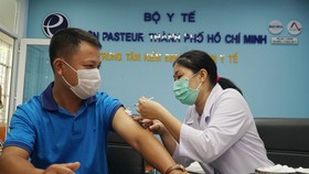 Phóng viên y tế tác nghiệp mùa dịch được tiêm vaccine Covid-19
