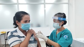 Nhân viên y tế tiêm vaccine cho công nhân trên địa bàn TP