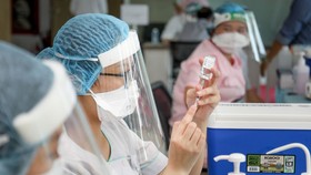 Chuẩn bị tiêm vaccine phòng Covid-19. Ảnh: HOÀNG HÙNG