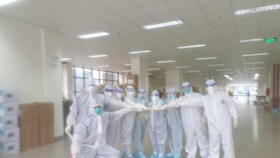 Bác sĩ Bệnh viện dã chiến thu dung và điều trị Covid-19 số 2 luôn lạc quan, hỗ trợ bệnh nhân