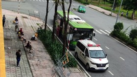 Bệnh nhân kết thúc thời gian điều trị chuẩn bị lên xe về nhà