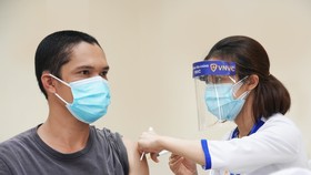 Nhân viên y tế tiêm vaccine cho người dân