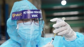 Nhân viên y tế chuẩn bị tiêm vaccine cho người dân