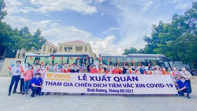 Lễ xuất quân của đội ngũ nhân viên y tế lên đường thực hiện chiến dịch tiêm chủng tại Bình Dương