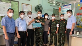 Thứ trưởng Bộ Y tế Nguyễn Trường Sơn cùng Đoàn công tác trao quà cho các lực lượng tuyến đầu.