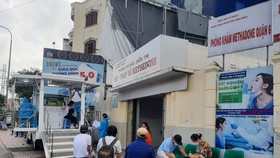Người dân chờ tiêm vaccine tại các điểm tiêm lưu động