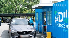 Khách hàng không cần phải xuống xe để làm thủ tục và lấy mẫu