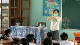 Giáo viên hướng dẫn trẻ vệ sinh tay