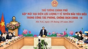 Thủ tướng Chính phủ gặp mặt, biểu dương đại diện lực lượng y tế tuyến đầu chống dịch