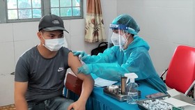 Nhân viên y tế tiêm vaccine Covid-19 cho người dân