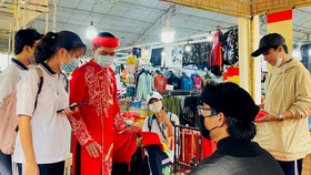Nhiều khách xin chữ tại gian hàng ông đồ