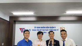 Đại diện công ty TNHH TM Chí Minh là doanh nghiệp đầu tiên nhận giấy phép kinh doanh sau khi thay đổi địa giới