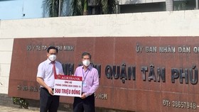 Agribank chi nhánh Tân Phú trao tặng 500 triệu đồng cho Bệnh viện quận Tân Phú chống dịch Covid-19