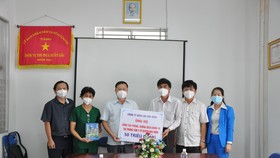 Công ty Điện lực Hóc Môn ủng hộ 120 triệu đồng phòng chống dịch Covid-19