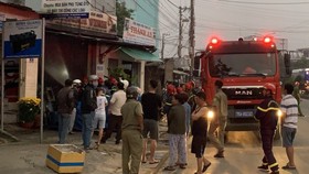 Cứu 2 cha con mắc kẹt trong vụ cháy cửa hàng phụ tùng xe