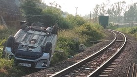 Ô tô va chạm tàu hỏa khiến 1 người chết, 2 người bị thương