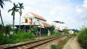 Lái xe máy kéo băng qua đường sắt, người phụ nữ bị tông tử vong