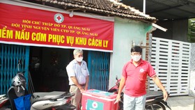 Quảng Ngãi: Nấu cơm và hỗ trợ thực phẩm cho dân yên tâm cách ly