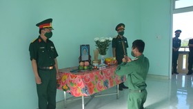 Quảng Ngãi: Mẹ mất, chiến sĩ bái vọng mẹ khi đang làm nhiệm vụ phòng chống dịch Covid-19
