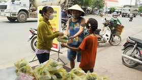 Quảng Ngãi: Hàng trăm suất cơm phát miễn phí cho người gặp khó khăn ảnh hưởng dịch Covid-19