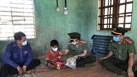 Thanh niên Công an tỉnh Quảng Ngãi tặng quà trung thu cho trẻ em vùng cao