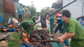 Quảng Ngãi: Giúp dân khắc phục hậu quả lốc xoáy