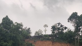 Sạt lở núi xã Ba Nam, đe dọa nhà dân