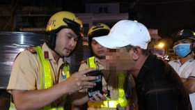 Kiểm tra nồng độ cồn người điều khiển phương tiện giao thông. Ảnh: CAO THĂNG