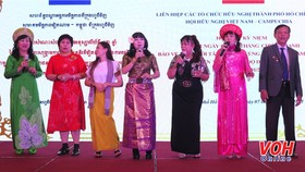 Tiết mục biểu diễn văn nghệ tại buổi họp mặt kỷ niệm 42 năm Ngày chiến thắng biên giới Tây Nam và cùng quân dân Campuchia chiến thắng chế độ diệt chủng ở Campuchia (7-1-1979 -- 7-1-2021). Ảnh: VOH
