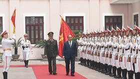 Thủ tướng Nguyễn Xuân Phúc dự lễ đón nhận Huân chương Bảo vệ Tổ quốc hạng Nhất và kỷ niệm 75 năm Ngày truyền thống của lực lượng tình báo Công an nhân dân. Ảnh: VGP
