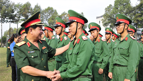 Thiếu tướng Phan Văn Xựng, Chính ủy Bộ Tư lệnh TPHCM động viên chiến sĩ hoàn thành nghĩa vụ quân sự. Ảnh: Báo Quân khu 7