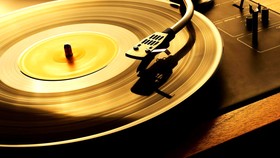 Nhạc trực tuyến và đĩa than vẫn song hành