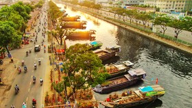 Trên bến dưới thuyền khoe sắc