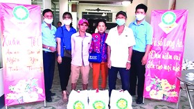 Công ty TNHH MTV Xổ số Kiến thiết Long An đã trao tặng trên 1.600 phần quà cho người bán vé số dạo trong và ngoài tỉnh
